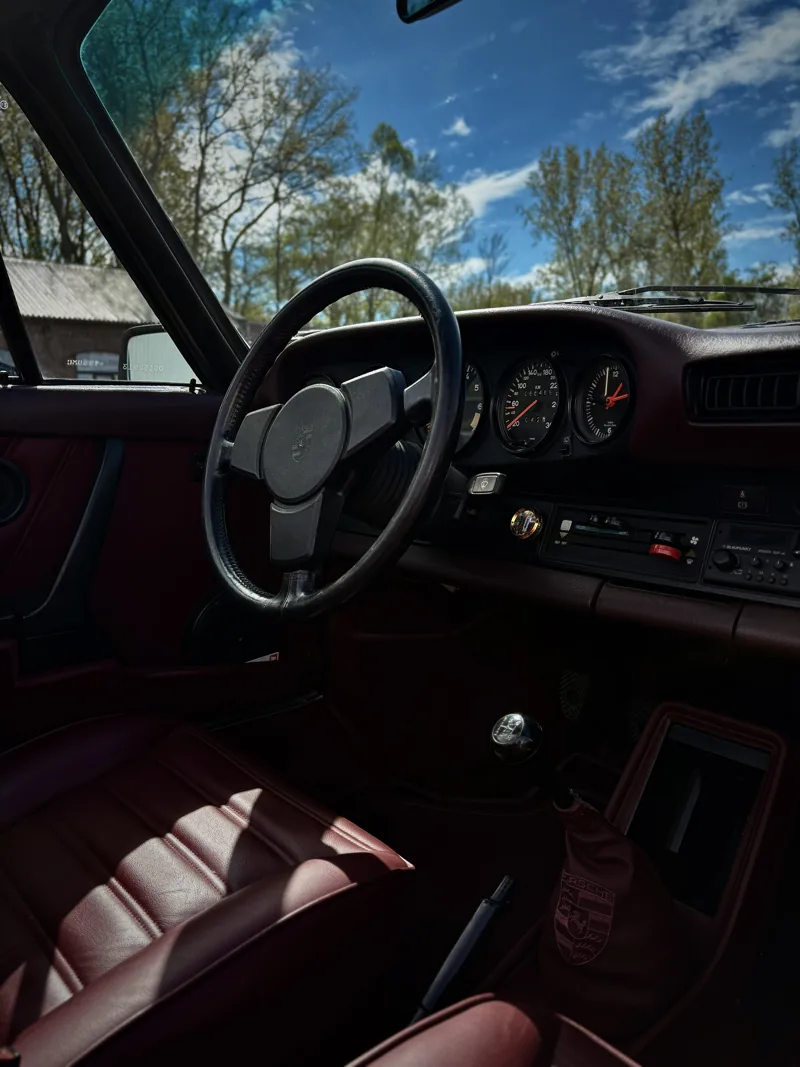 Porsche 911, intérieur cuir bordeaux