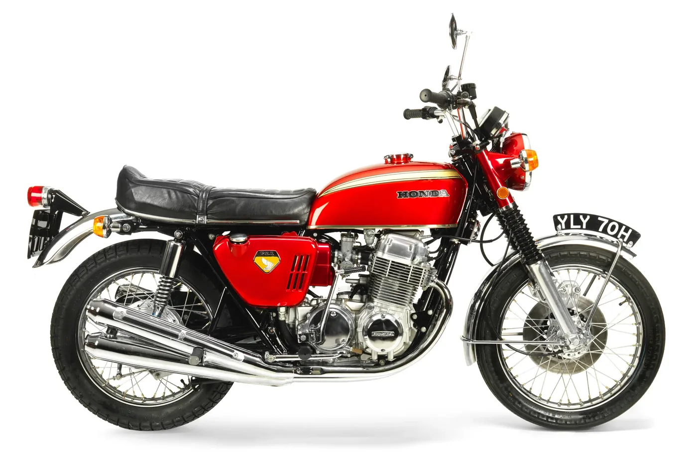 Honda CB750 rouge entièrement restaurée, photo de studio
